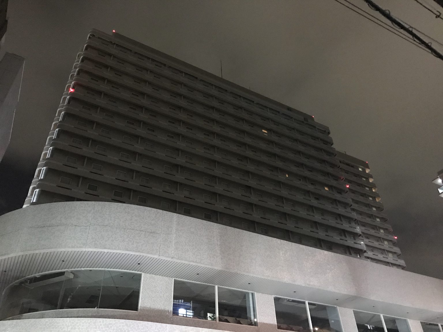 十三にある最大の観光ホテル「ホテル プラザオーサカ」の様子。 十三エクスプレス